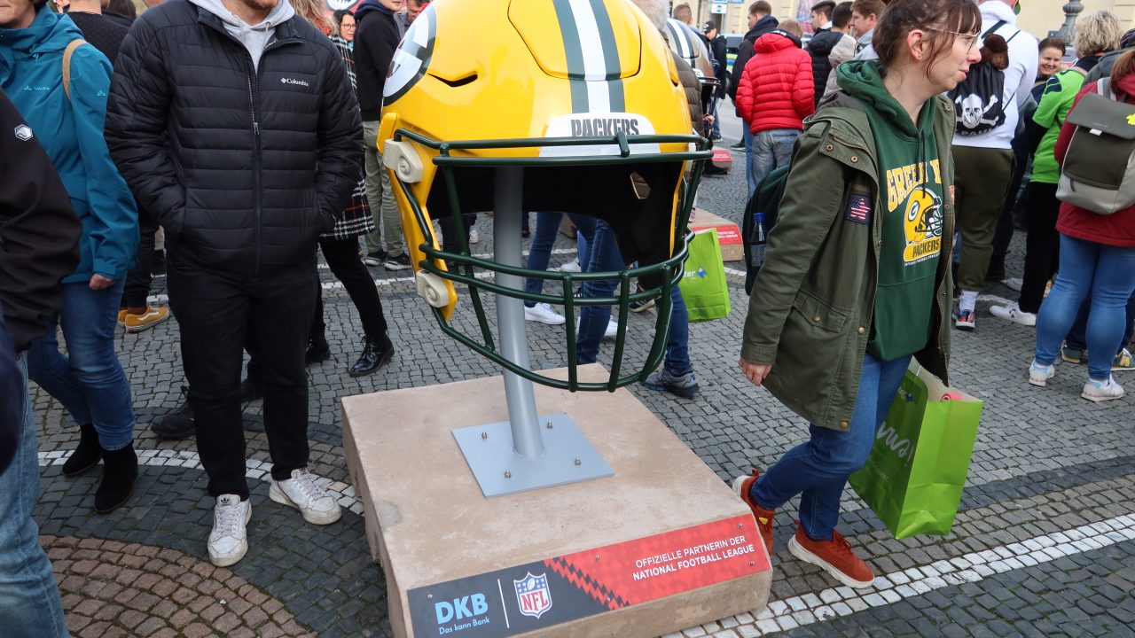 Riesenhelm der Green Bay Packers auf dem Platz vor der Feldherrnhalle am Vortag vom NFL Munich Game 2022-11-12.jpg